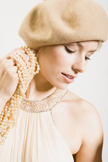 Junge Frau mit Perlenkette, Porträt - WESTF11122