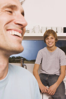 Vater und Sohn (13-14) lächelnd, Nahaufnahme - WESTF11062