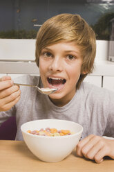 Jugendlicher (13-14) mit Müsli zum Frühstück, Porträt - WESTF11054