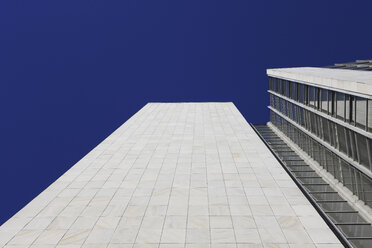 Hochhaus gegen blauen Himmel, niedriger Blickwinkel - KSWF00362
