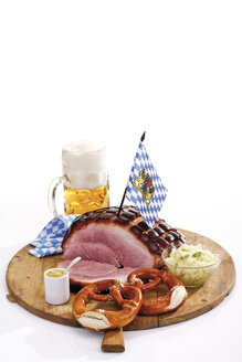 Schweinebraten mit Crackling, Brezeln und einem Krug Bier auf Holzbrett - 10391CS-U