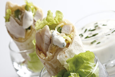Chicken Wraps in glasses and Yoghurt dip in glass, close-up - 10730CS-U