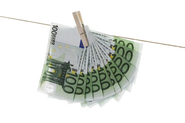 100 Euro bank notes hanging on clothesline - 10677CS-U