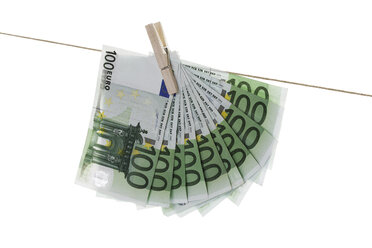 100-Euro-Banknoten hängen an einer Wäscheleine - 10677CS-U