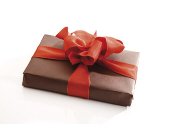 Geschenkpaket mit roter Schleife - 10582CS-U