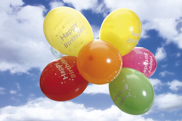 Bunte Luftballons gegen bewölkten Himmel - 10560CS-U