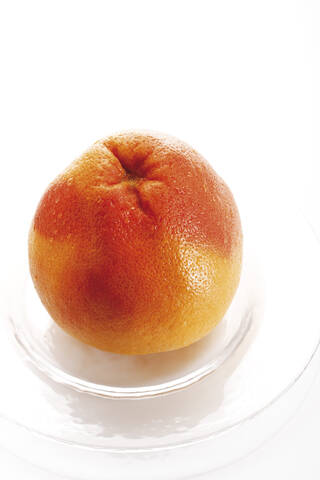 Grapefruit (Citrus paradisi) auf Teller, Ansicht von oben, lizenzfreies Stockfoto