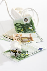 Mehrfachsteckdose und Euro-Banknoten - 10826CS-U