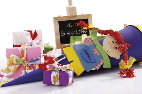 Bunte Schultüte und Geschenkpakete neben Kreidetafel, Nahaufnahme - 10822CS-U