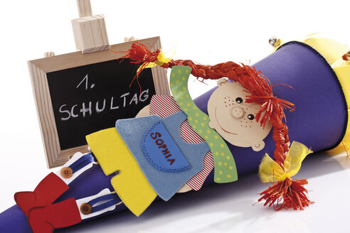 Bunte Schultüte neben Kreidetafel, Nahaufnahme - 10821CS-U