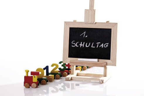 Kreidetafel und hölzerner Spielzeugeisenbahn, erster Tag in der Schule - 10819CS-U