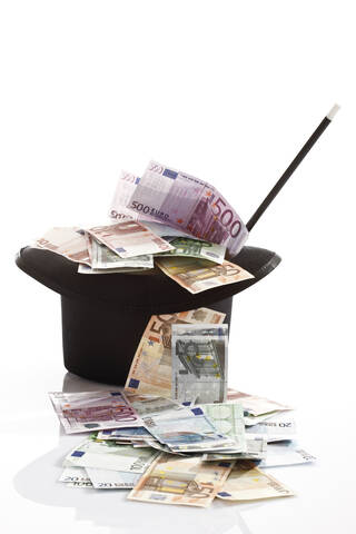 Verschiedene Euro-Banknoten, Zylinderhut und Zauberstab, lizenzfreies Stockfoto