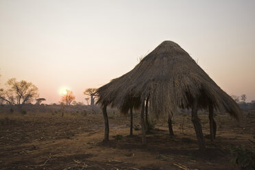 Afrika, Sambia, Afrikanische Hütte - FOF01400