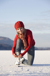 Österreich, Salzkammergut, Irrsee, Weibliche Teenager (14-15) beim Eislaufen - WWF00838