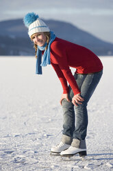 Austria, Salzkammergut, Lake Irrsee, Female teenager (14-15 on skates, smiling - WWF00837