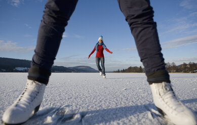 Österreich, Salzkammergut, Irrsee, Weibliche Teenager (14-15) beim Eislaufen - WWF00831