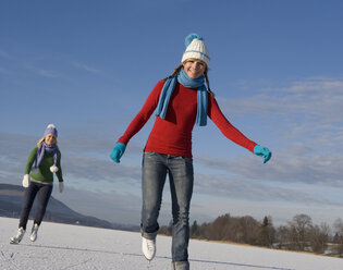 Österreich, Salzkammergut, Irrsee, Weibliche Teenager (14-15) beim Eislaufen - WWF00830