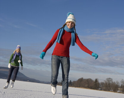 Österreich, Salzkammergut, Irrsee, Weibliche Teenager (14-15) beim Eislaufen - WWF00830