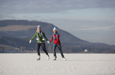 Österreich, Salzkammergut, Irrsee, Weibliche Teenager (14-15) beim Eislaufen - WWF00829