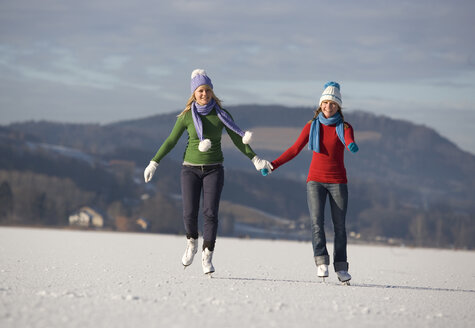 Österreich, Salzkammergut, Irrsee, Weibliche Teenager (14-15) beim Eislaufen - WWF00828