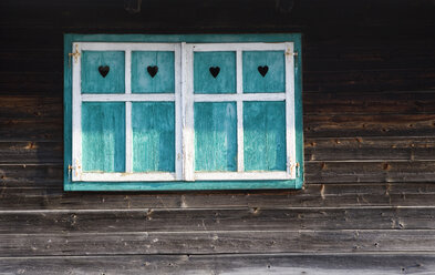 Austria, Salzburger Land, Cabin, closed window - WWF00768