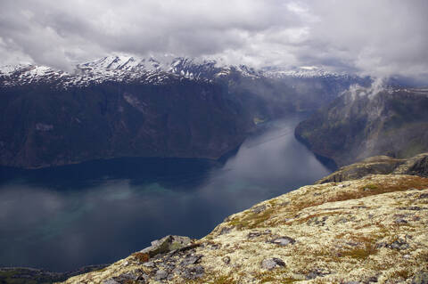 Norwegen, Fjord Norwegen, Aurlandsfjord vom Berg aus gesehen, lizenzfreies Stockfoto