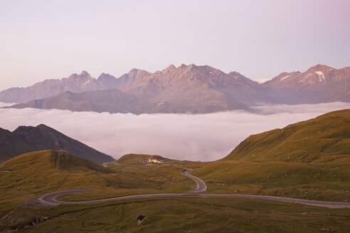 Österreich, Großglockner, Hochalpenstraße, Wallackhaus und Nebel - FOF01466