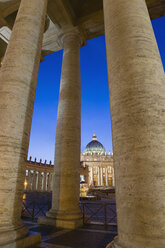 Italien, Rom, Vatikanstadt, Basilika St. Peter bei Nacht - PSF00136