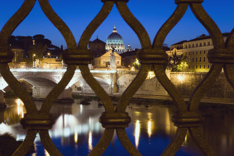 Italien, Rom, Vatikanstadt, Basilika St. Peter, gesehen von Ponte Vittorio Emmanuele, lizenzfreies Stockfoto