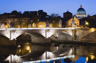 Italien, Rom, Vatikanstadt, Basilika St. Peter bei Nacht, gesehen von Ponte Vittorio Emmanuele - PSF00131
