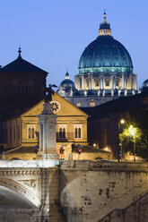 Italien, Rom, Vatikanstadt, Basilika St. Peter, Ponte Vittorio Emmanuele bei Nacht - PSF00130