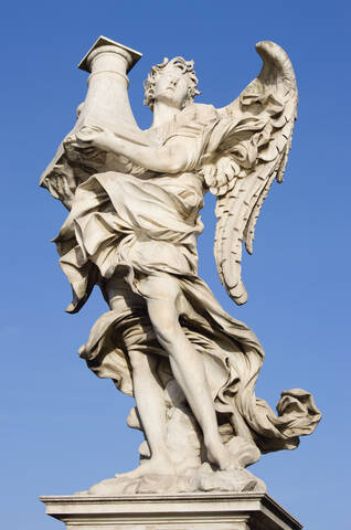 Italien, Rom, Ponte Sant'Angelo, Engel mit der Säule, lizenzfreies Stockfoto