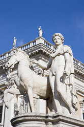 Italien, Rom, Palazzo Nuovo, Statue im Vordergrund - PSF00106