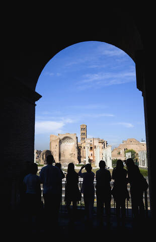Italien, Rom, Touristen beim Betrachten des Venustempels und Roms, lizenzfreies Stockfoto