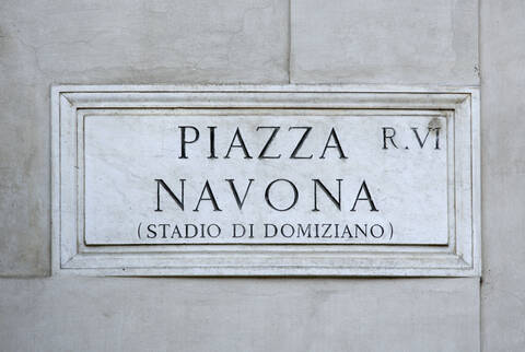 Italien, Rom, Straßenschild an der Wand, Piazza Navona, Navona-Platz, Nahaufnahme, lizenzfreies Stockfoto