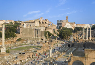 Italy, Rome, Roman Forum and tourists - PSF00076