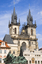 Tschechische Republik, Prag, Kirche Unserer Lieben Frau vor Tyn, Denkmal im Vordergrund - PSF00066