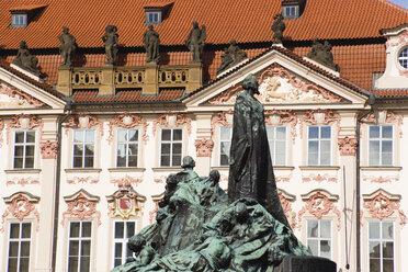 Tschechische Republik, Prag, Kinsky-Palast, Denkmal im Vordergrund - PSF00065