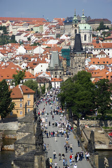Tschechische Republik, Prag, Fluss Vitava, Brücke, Touristen - PSF00055