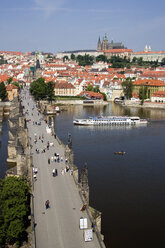 Tschechische Republik, Prag, Fluss Vitava, Vergnügungsschiff, Blick von oben - PSF00052