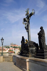 Tschechische Republik, Prag, Karlsbrücke, Kruzifix - PSF00051