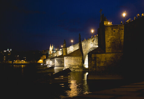 Tschechische Republik, Prag, Fluss Vitava bei Nacht - PSF00048