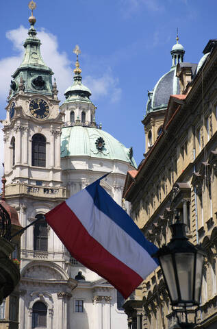Tschechische Republik, Prag, St.-Nikolaus-Kirche, Nationalflagge, lizenzfreies Stockfoto