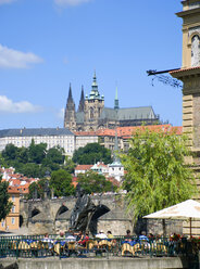 Tschechische Republik, Prag, Fluss Vitava, Restaurantterrasse im Vordergrund - PSF00034