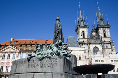 Tschechische Republik, Prag, Kirche Unserer Lieben Frau vor Tyn, Mahnmal im Vordergrund - PSF00027