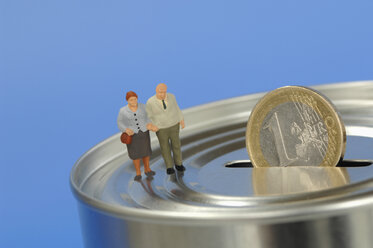 Figurines of senior couple on money box - ASF03858