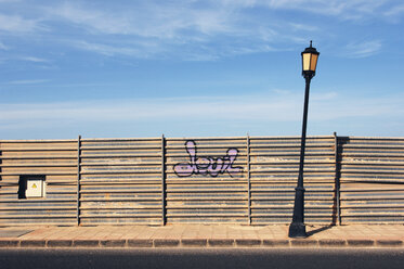 Leaning street lamp, graffiti on wall - 00507LR-U