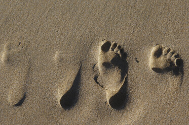 Footprints in sand, elevated view - 00505LR-U