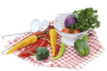 Verschiedene Gemüsesorten auf einem Tischtuch - 00500LR-U