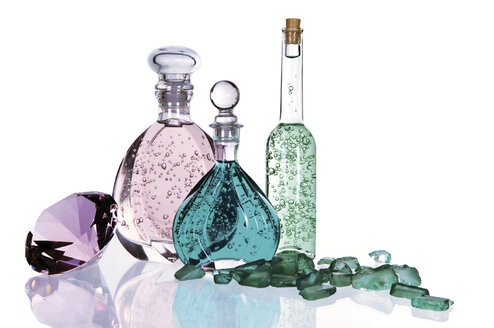 Bottles with bath essences, gemstones, close up - 00495LR-U